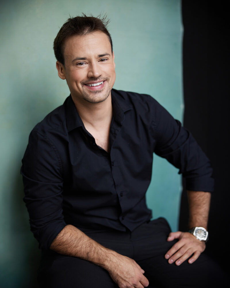 Montreal-actor-headshot-black-shirt-in-studio