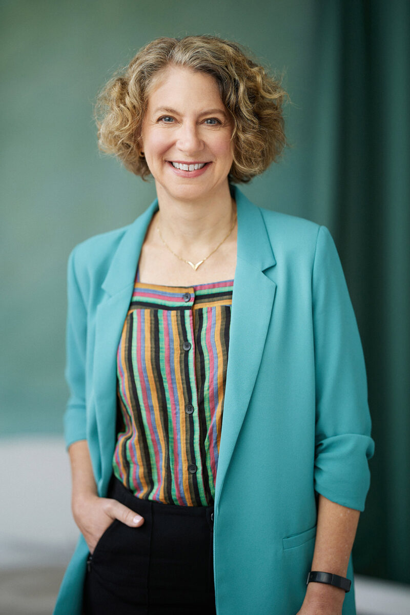 Montreal-personal-branding-portrait-female-general-director-green-blazer-photo-by-nadia-zheng