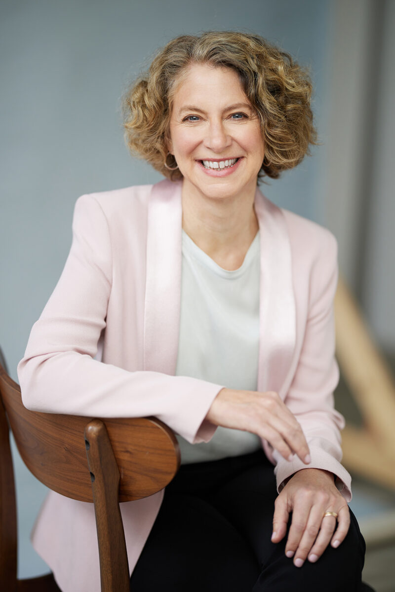 Montreal-personal-branding-portrait-female-general-director-pink-blazer-photo-by-nadia-zheng