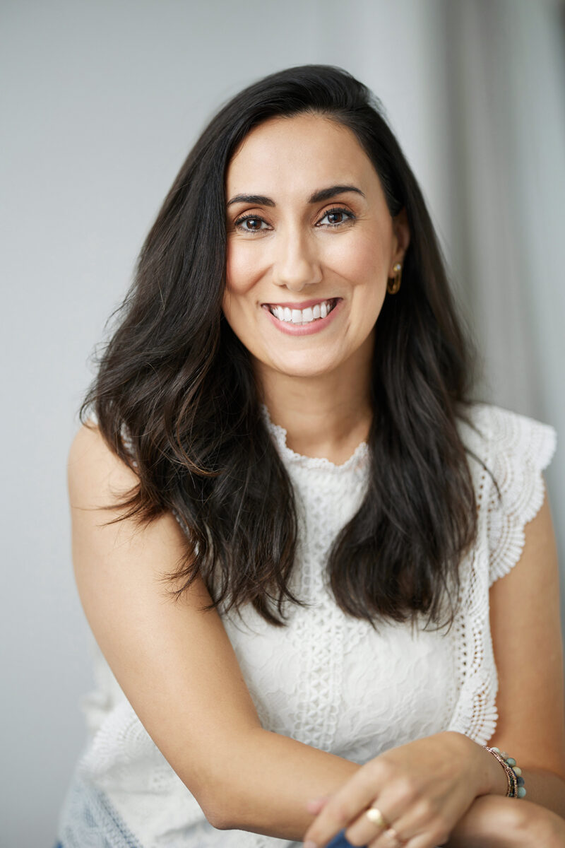 Montreal-portrait-personal-branding-long-wavy-hair-white-top-by-nadia-zheng