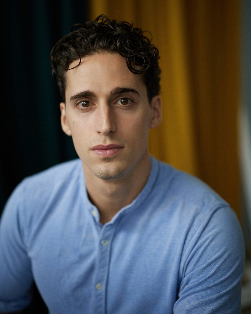 Montreal-casting-headshot-photographer-actor-portrait-blue-shirt-curly-hair-by-nadia-zheng-1