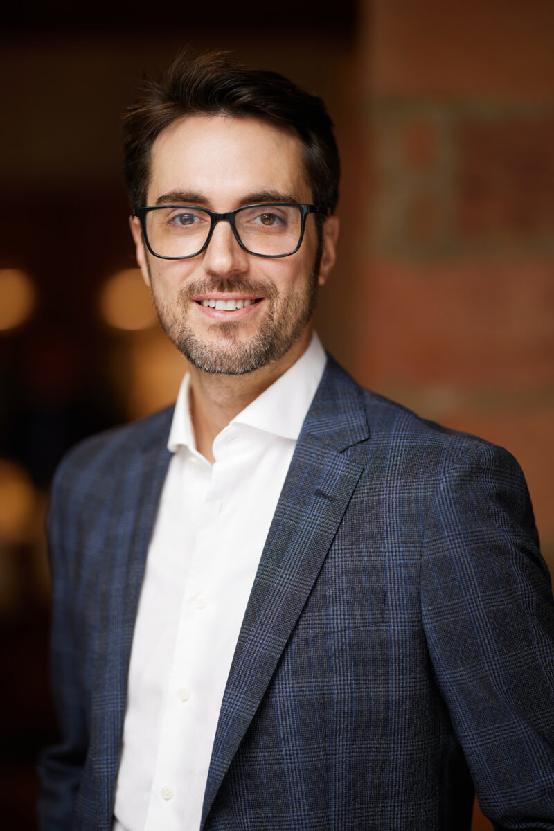 Montreal-on-location-corporate-headshot-red-brick-loft-office-4
