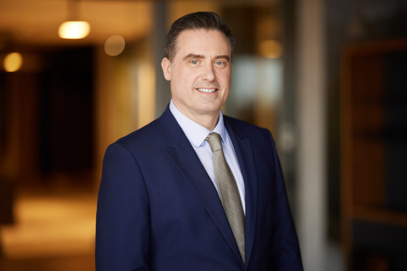 Montreal-corporate-headshot-office-on-location-12