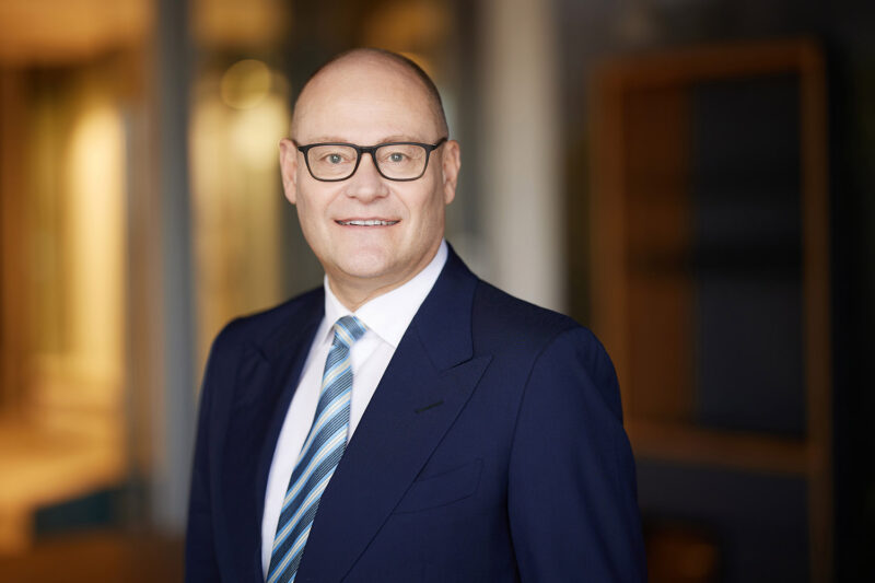 Montreal-corporate-headshot-office-on-location-14