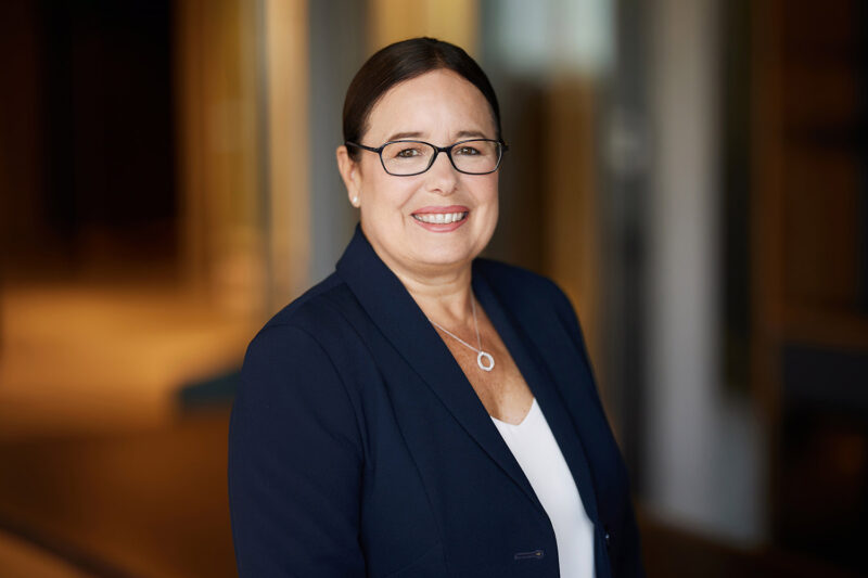Montreal-corporate-headshot-office-on-location-5