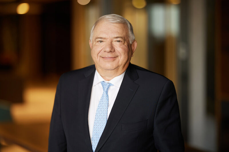 Montreal-corporate-headshot-office-on-location-8