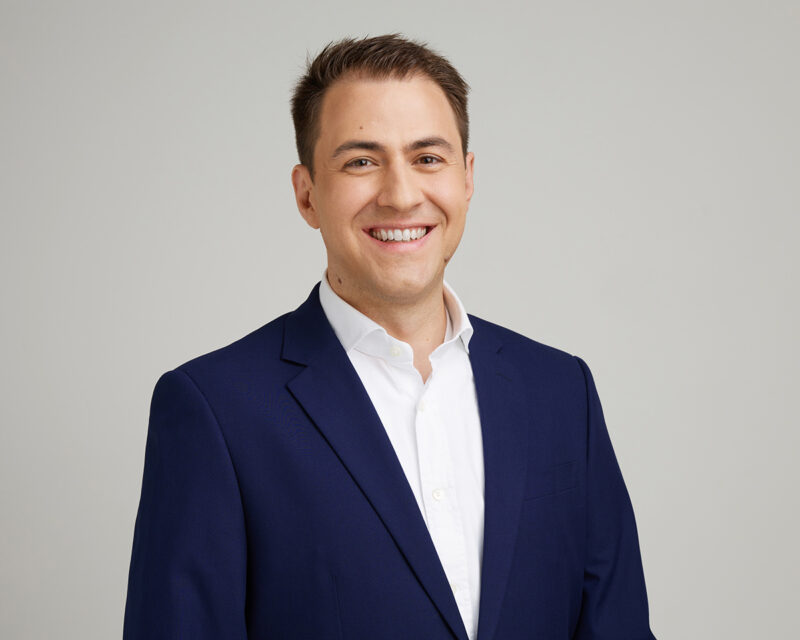 Montreal-corporate-headshots-in-studio-neutral-light-grey-background-01