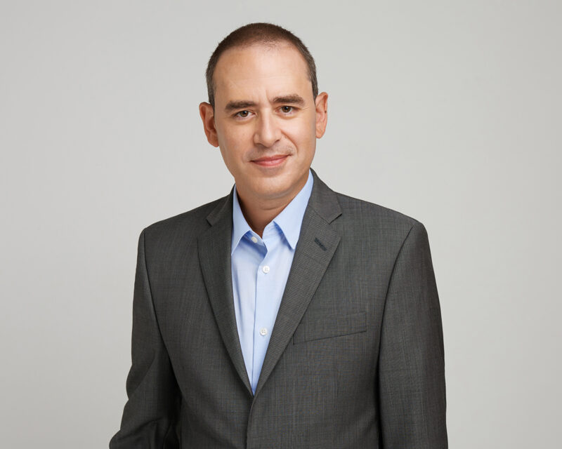 Montreal-corporate-headshots-in-studio-neutral-light-grey-background-02
