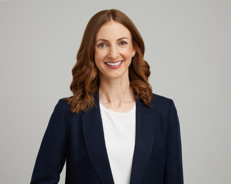 Montreal-corporate-headshots-in-studio-neutral-light-grey-background-03