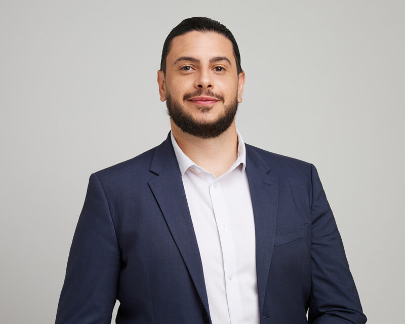 Montreal-corporate-headshots-in-studio-neutral-light-grey-background-04