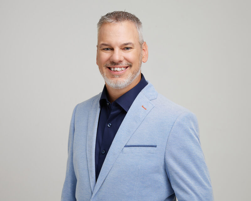 Montreal-corporate-headshots-in-studio-neutral-light-grey-background-05
