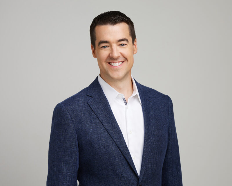Montreal-corporate-headshots-in-studio-neutral-light-grey-background-06