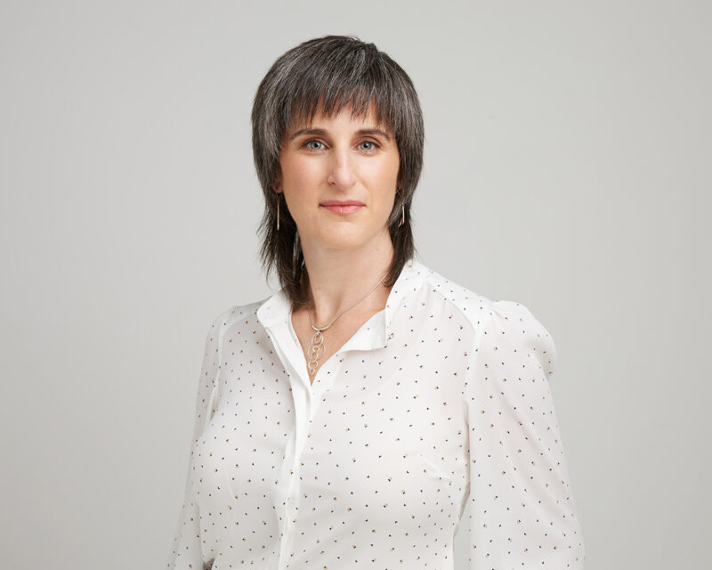 Montreal-corporate-headshots-in-studio-neutral-light-grey-background-08