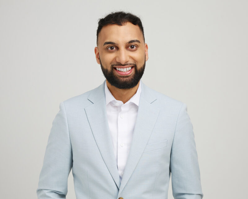 Montreal-corporate-headshots-in-studio-neutral-light-grey-background-10
