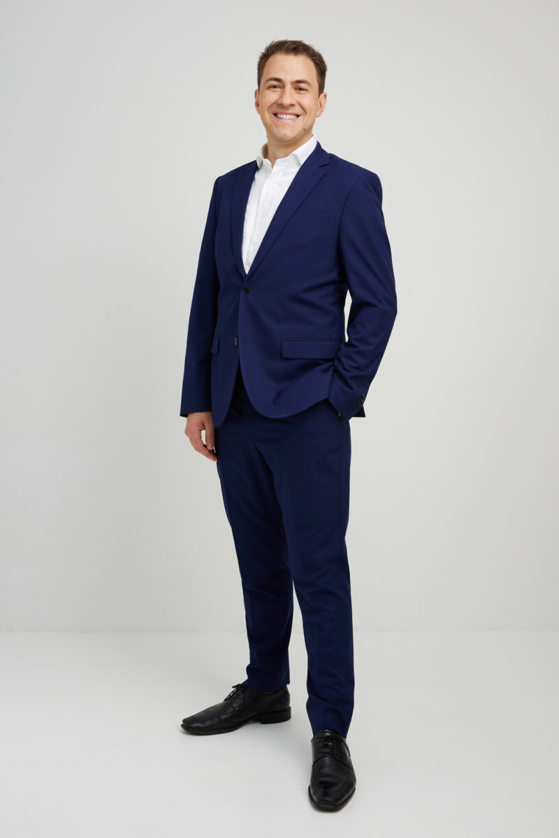 Montreal-corporate-portrait-full-body-in-studio-neutral-light-grey-background-01