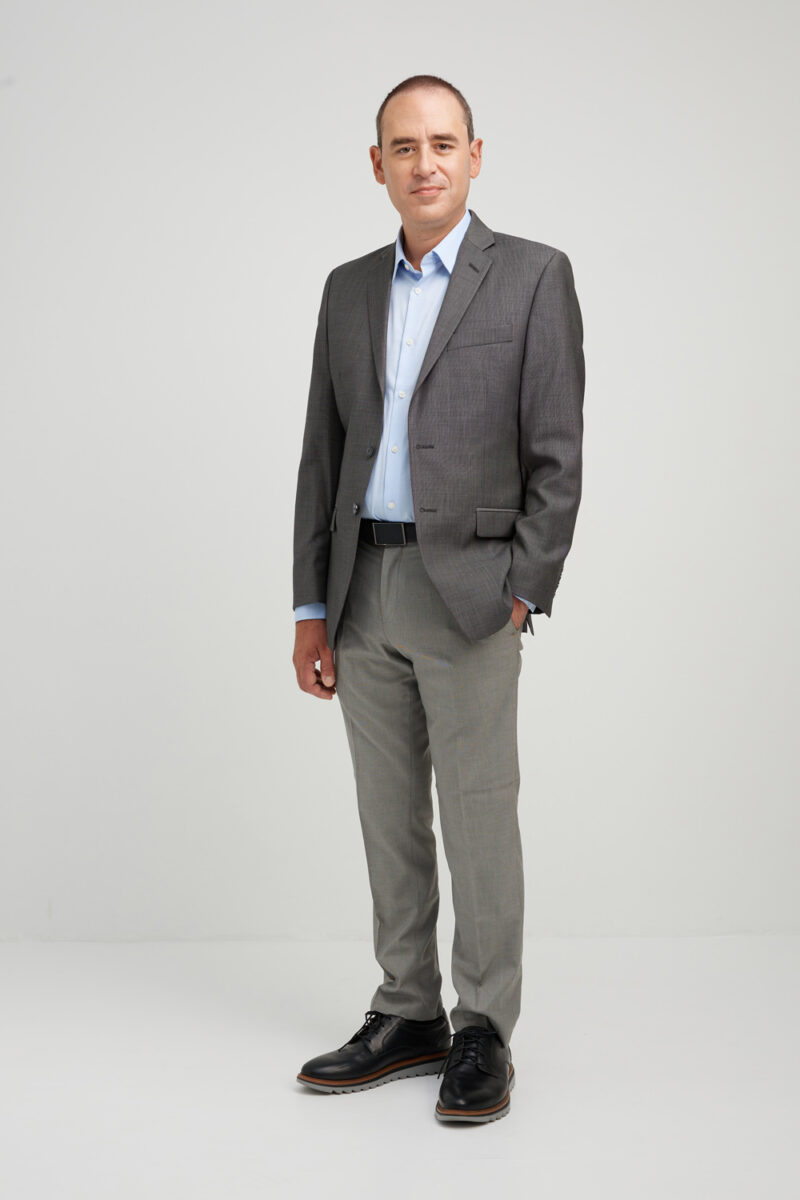 Montreal-corporate-portrait-full-body-in-studio-neutral-light-grey-background-02