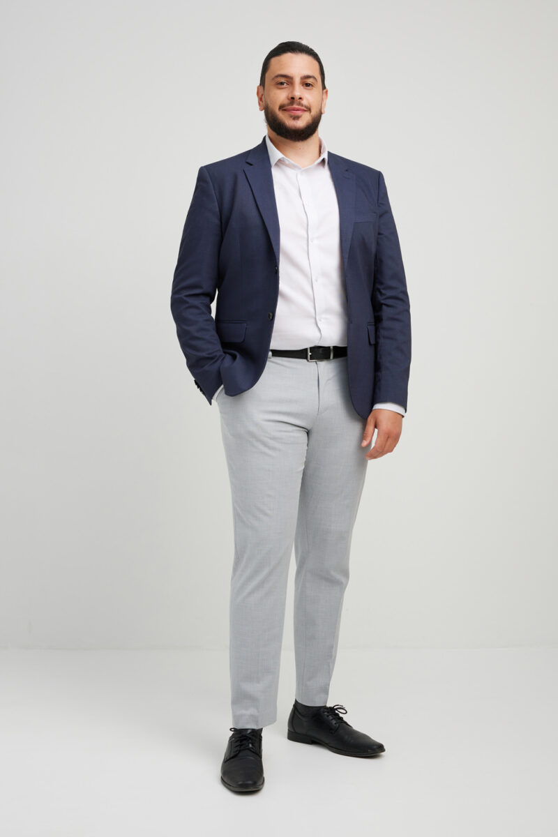 Montreal-corporate-portrait-full-body-in-studio-neutral-light-grey-background-03