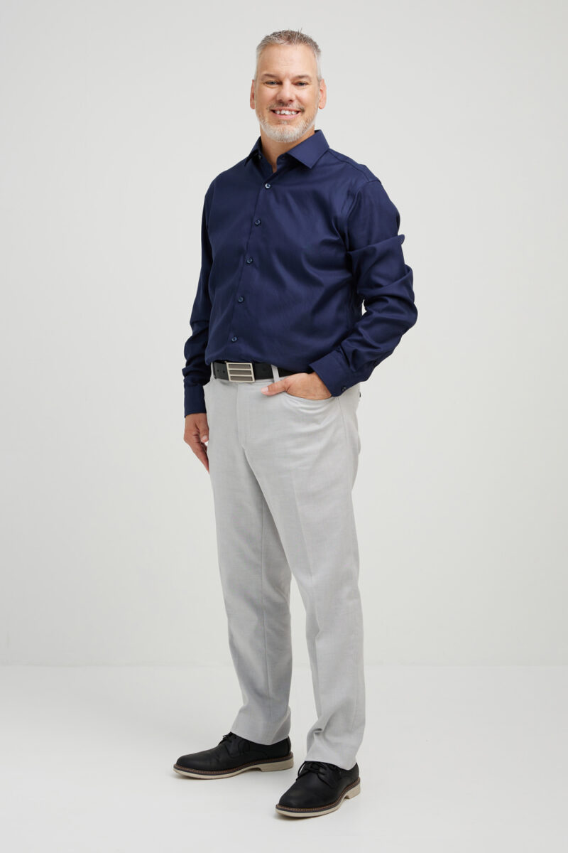 Montreal-corporate-portrait-full-body-in-studio-neutral-light-grey-background-04