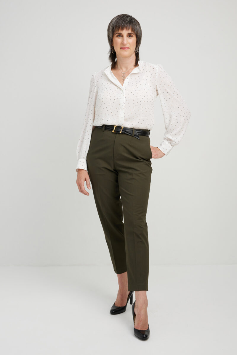 Montreal-corporate-portrait-full-body-in-studio-neutral-light-grey-background-06