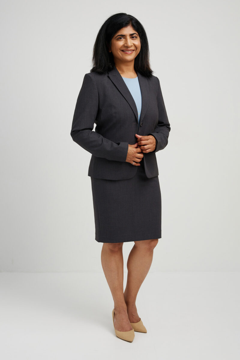 Montreal-corporate-portrait-full-body-in-studio-neutral-light-grey-background-07