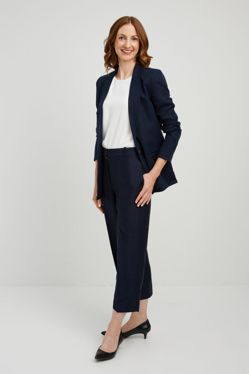 Montreal-corporate-portrait-full-body-in-studio-neutral-light-grey-background-08