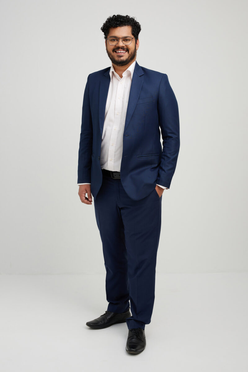Montreal-corporate-portrait-full-body-in-studio-neutral-light-grey-background-09
