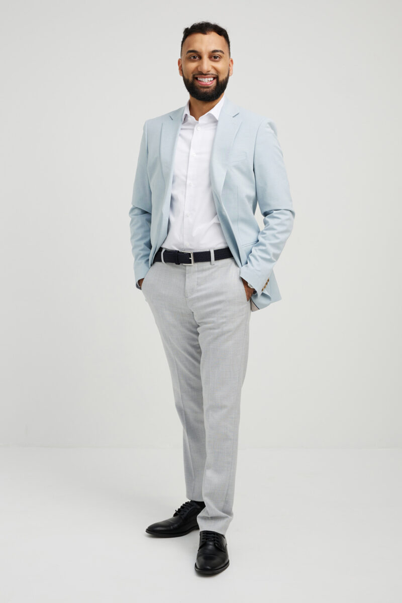 Montreal-corporate-portrait-full-body-in-studio-neutral-light-grey-background-10