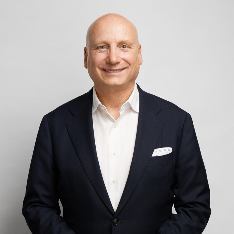 Montreal-corporate-headshot-on-location-navy-suit-team-light-grey-background