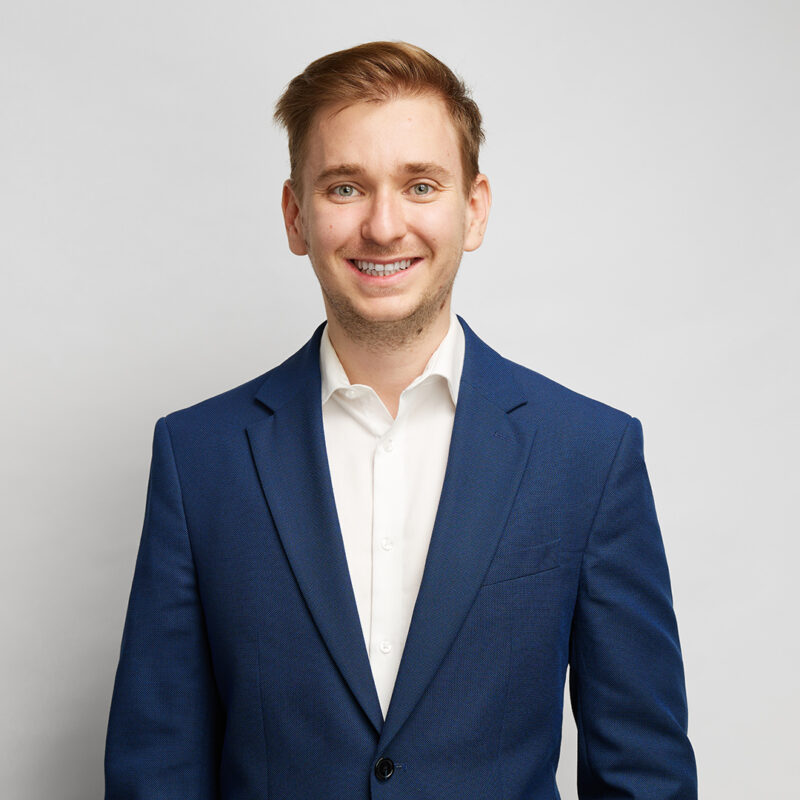Montreal-corporate-headshot-on-location-short-hair-blue-suit-short-hair-team-light-grey-background-by-nadia-zheng