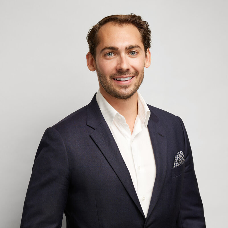 Montreal-corporate-headshot-on-location-short-hair-navy-suit-short-hair-team-light-grey-background-by-nadia-zheng