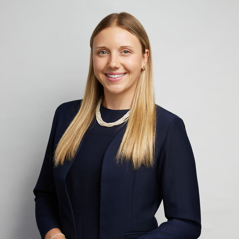 Montreal-corporate-headshot-on-location-team-light-grey-background-by-nadia-zheng