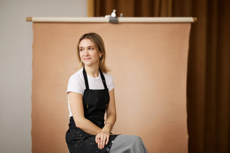 montreal-portrait-photographer-personal-branding-blond-hair-black-apron-painter-artist-portrait