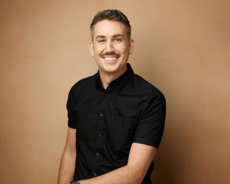Montreal-corporate-headshot-creative-industry-2Heads-beige-backdrop-1