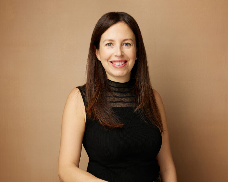 Montreal-corporate-headshot-creative-industry-2Heads-beige-backdrop-3