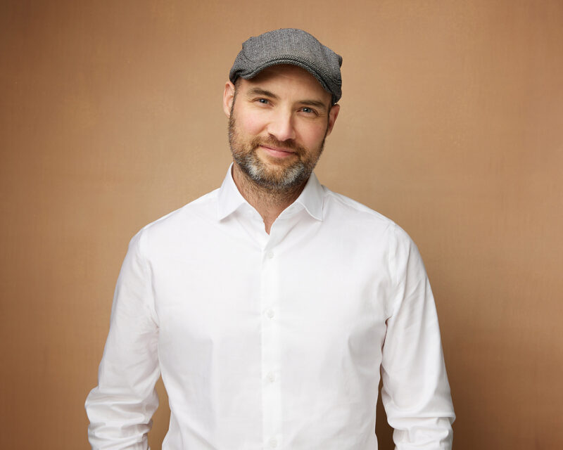 Montreal-corporate-headshot-creative-industry-2Heads-beige-backdrop-4
