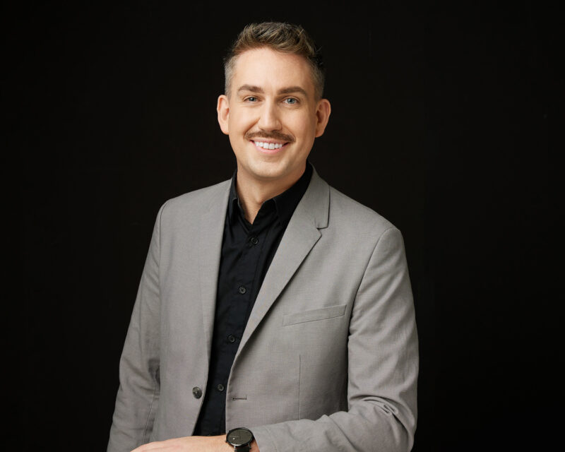 Montreal-corporate-headshot-creative-industry-2Heads-black-backdrop-1