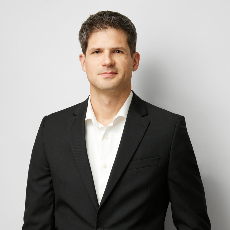 Montreal-corporate-headshot-investment-firm-on-location-4