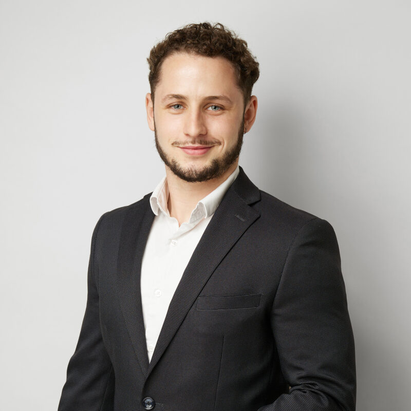 Montreal-corporate-headshot-investment-firm-on-location-by-nadiazheng-9