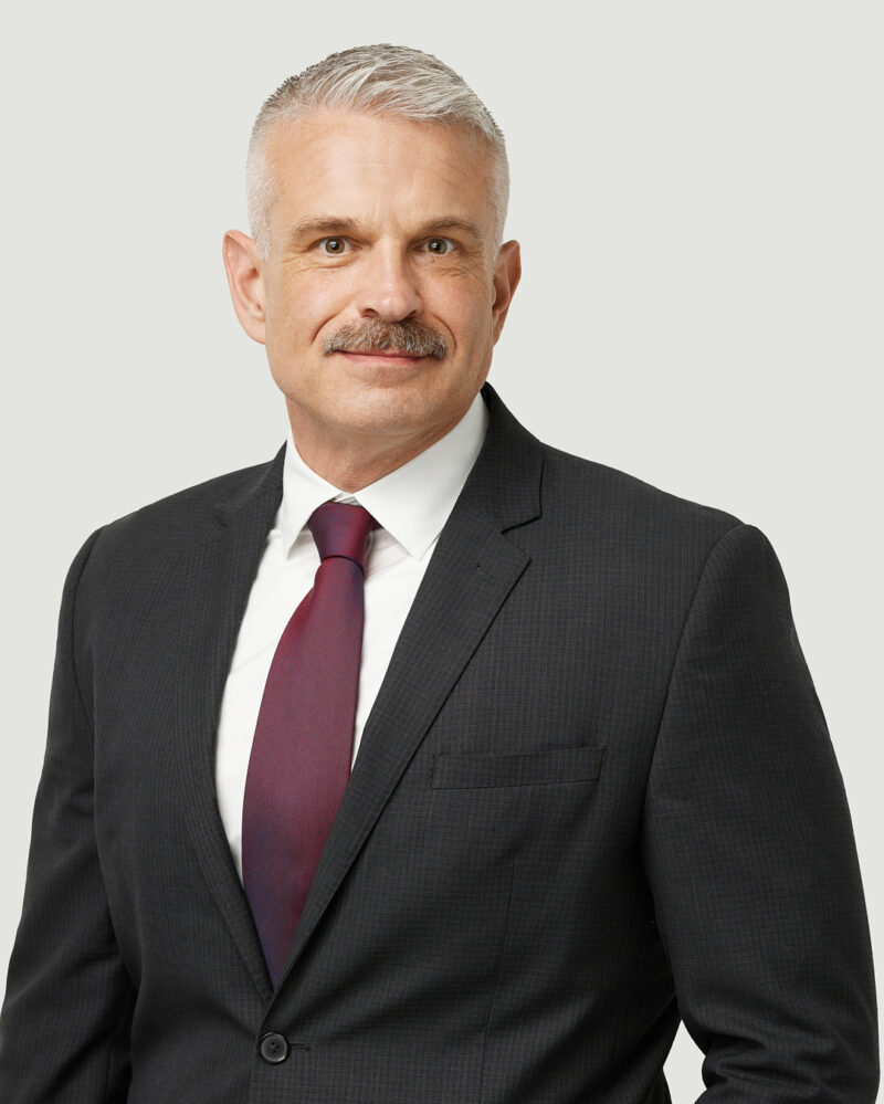 Montreal-corporate-headshot-in-office-light-grey-background-635