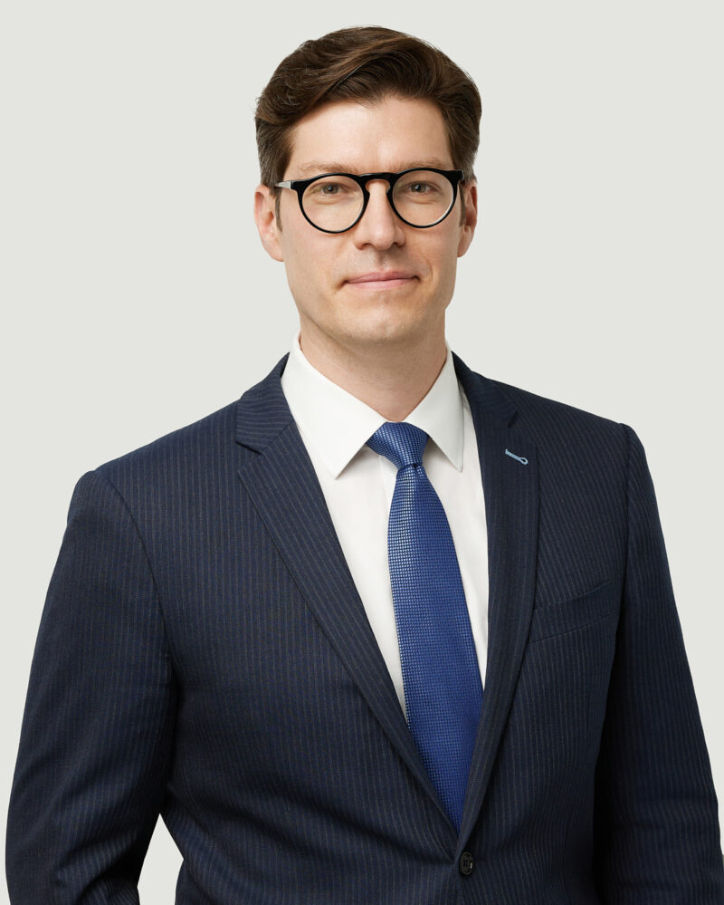 Montreal-corporate-headshot-in-office-light-grey-background-636