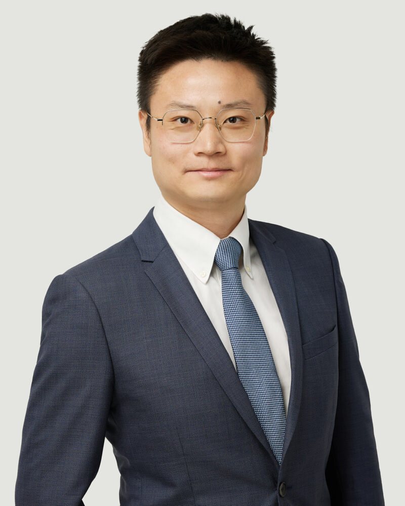 Montreal-corporate-headshot-in-office-light-grey-background-637