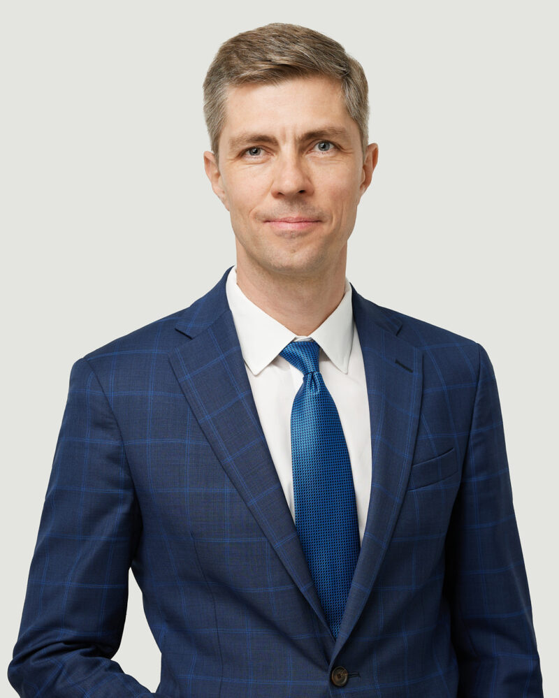 Montreal-corporate-headshot-in-office-light-grey-background-638