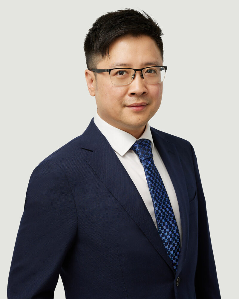 Montreal-corporate-headshot-in-office-light-grey-background-639