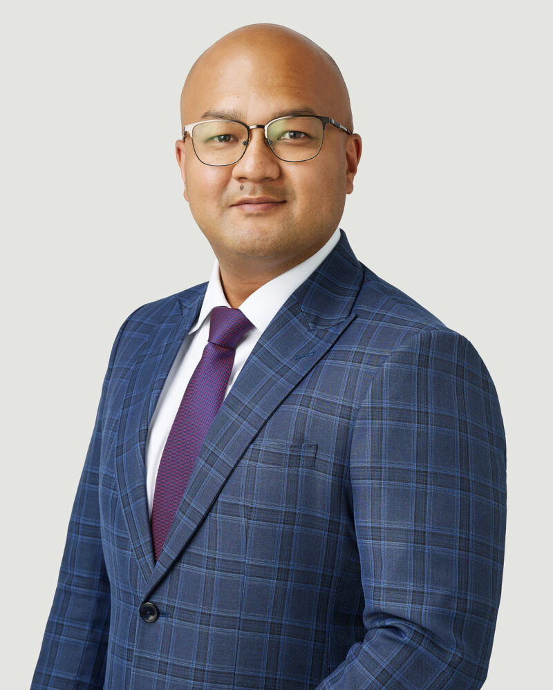 Montreal-corporate-headshot-in-office-light-grey-background-640