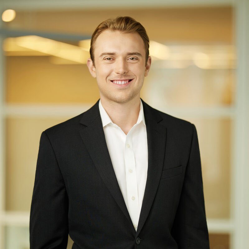 Montreal-corporate-headshot-onsite-office-background-by-nadia-zheng-11
