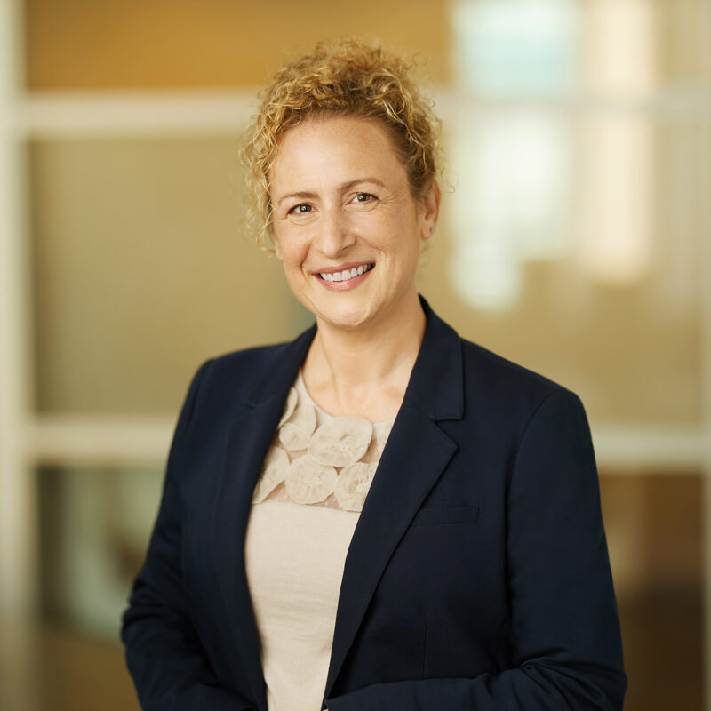 Montreal-corporate-headshot-onsite-office-background-by-nadia-zheng-5