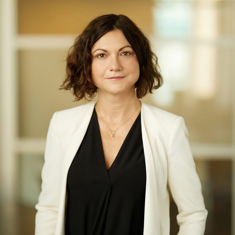 Montreal-corporate-headshot-onsite-office-background-by-nadia-zheng-9